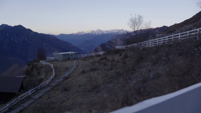 山中小屋 雪山顶 日出