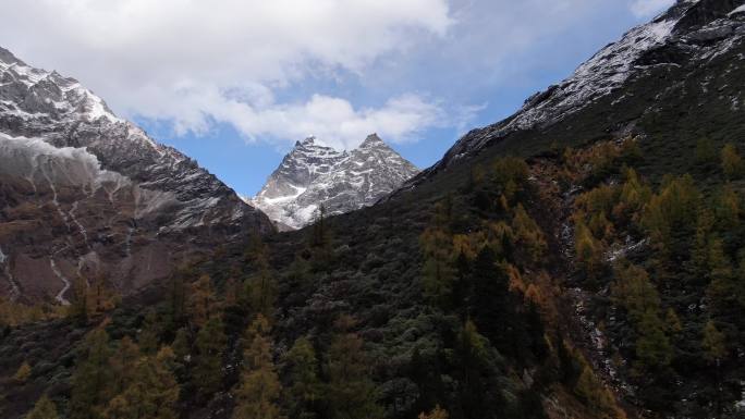 川西高原雪山秋景4k航拍