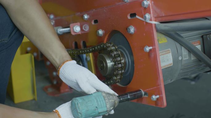 机械工厂制造生产安装调试工人讨论科技螺丝