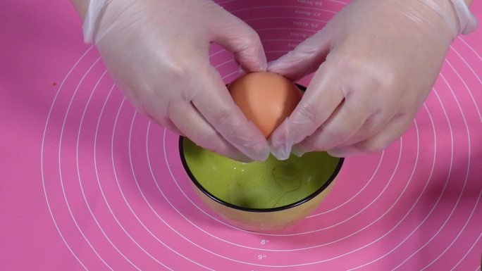 特写厨师打鸡蛋搅鸡蛋磕鸡蛋