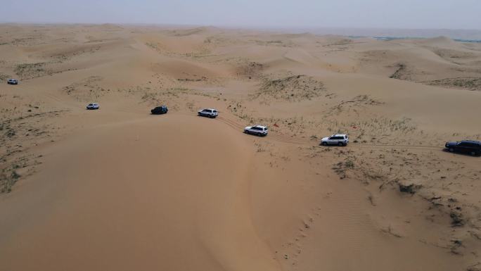 31段素材：4K航拍沙漠越野车