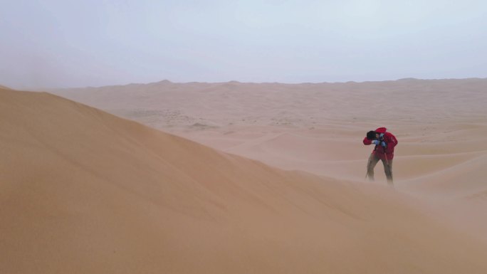 恶劣风沙天气沙漠行走4K航拍