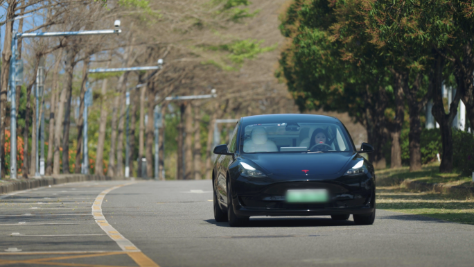 新能源汽车在路上行驶 电动汽车