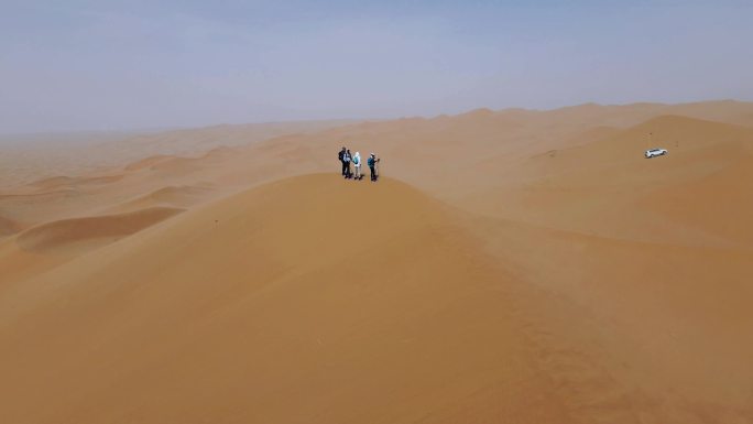 4K航拍恶劣风沙天气沙漠行走