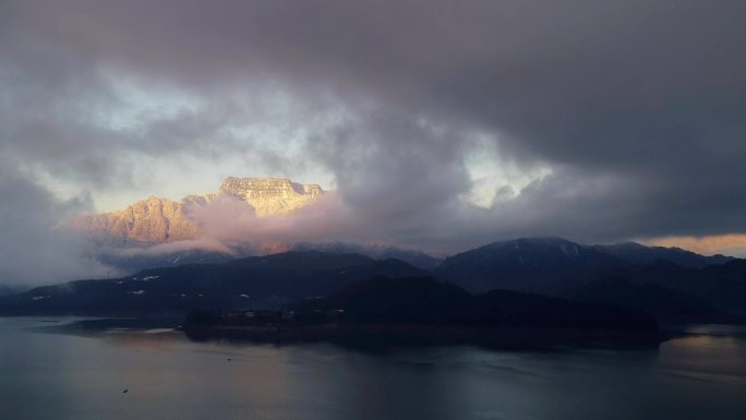 眉山市洪雅县瓦屋山日照金山航拍素材