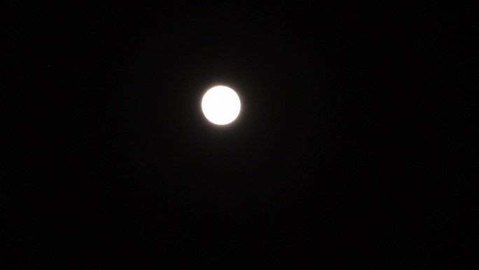 八月十五升起的大月亮云遮月
