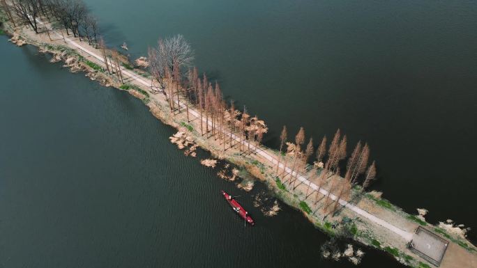 滇池湖畔的环卫作业小船