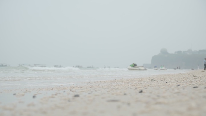 涠洲岛海浪拍沙滩2