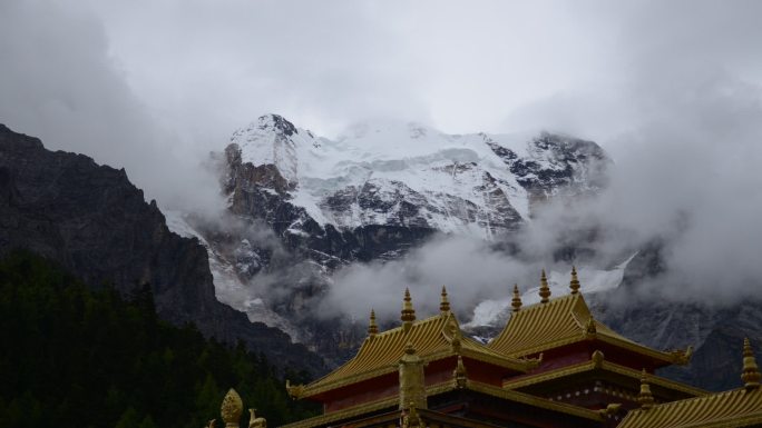 稻城亚丁的雪山云雾