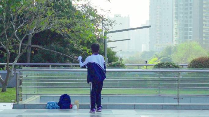 学生在市民中心孤独的练着舞