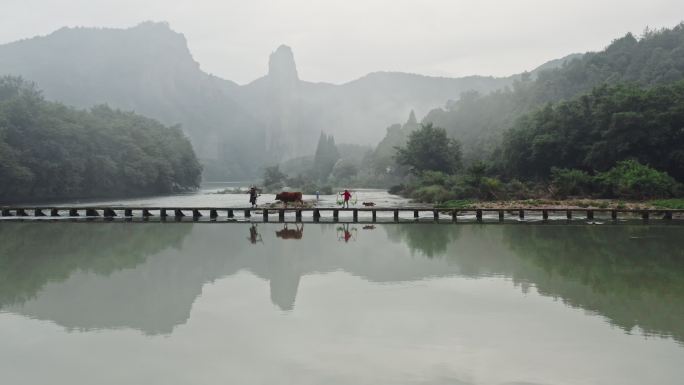 航拍缙云仙都牵牛过桥