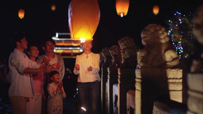 【4K】一家人弄孔明灯祝福