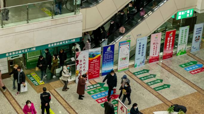 医院电梯滚梯人群患者看病