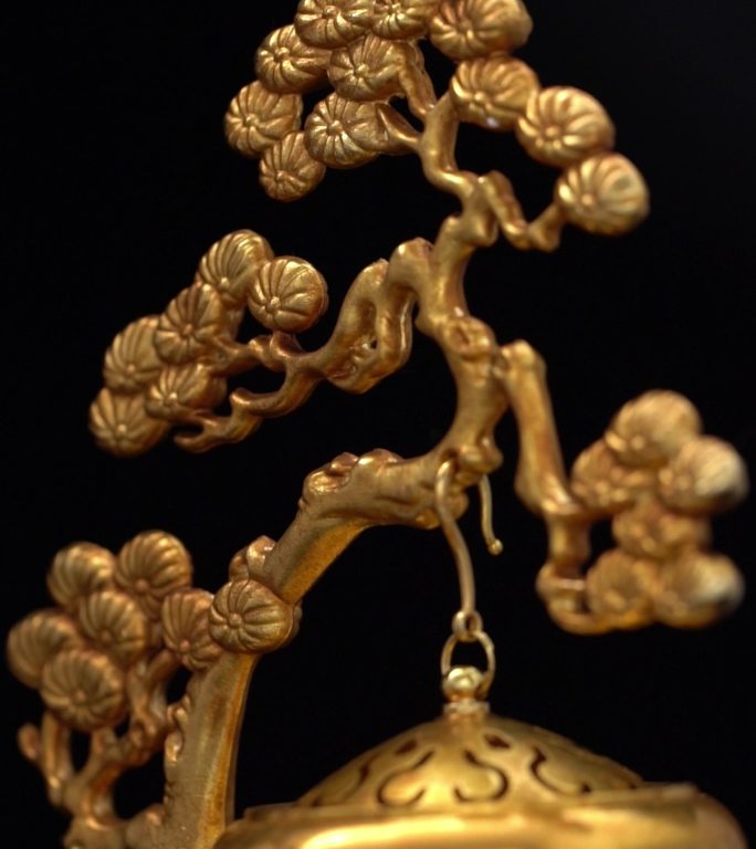 铜树摆件金色工艺品发财树黑色背景金色树
