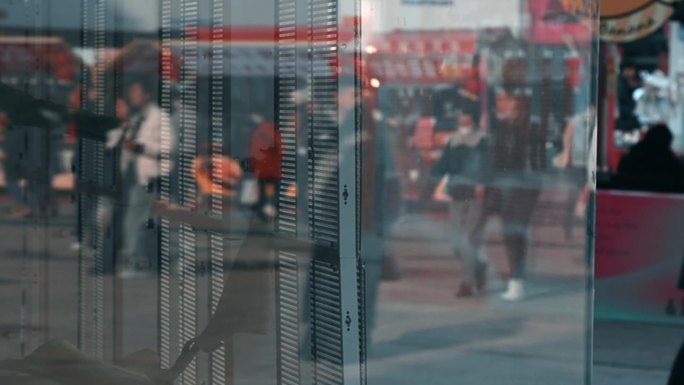 台东商业街街头人流玻璃光影升格慢镜