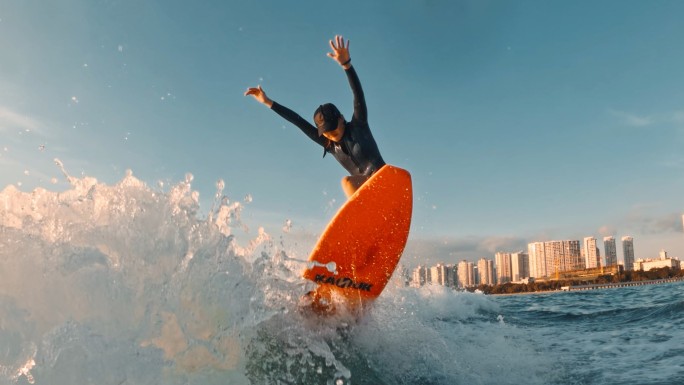 美女海上尾波冲浪