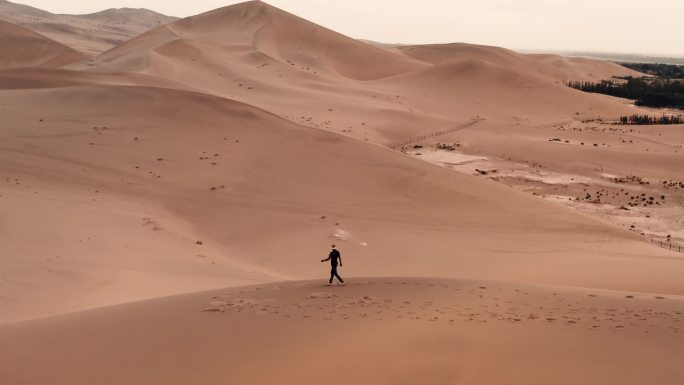 航拍沙漠旅行者