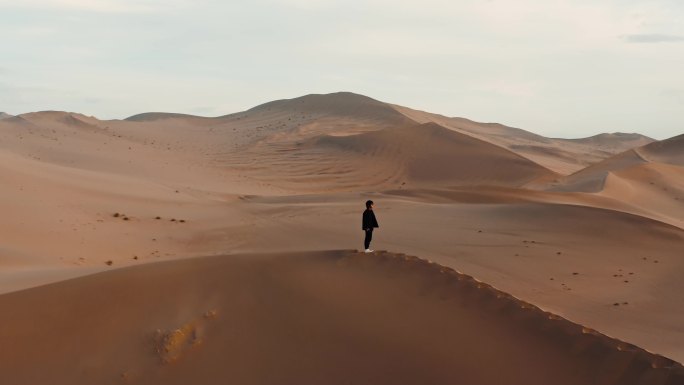 航拍沙漠旅行者