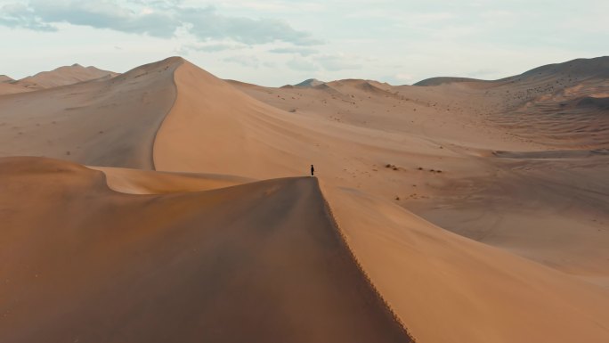 航拍沙漠旅行者