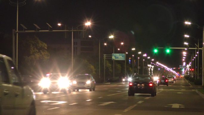 城市夜景道路街景夜晚路灯车流车灯夜间行驶