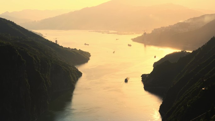 夕阳下的山水风光