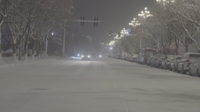 西北甘肃街道酒泉城市冬季雪景灰片下雪