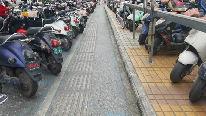 停车场里的电单车 停满电单车的路边