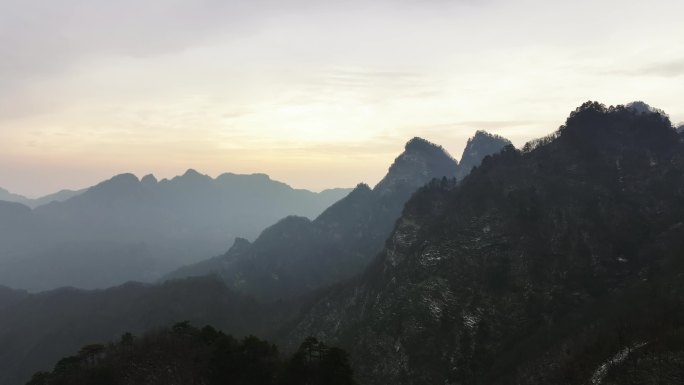 日出时分的武当山航拍空镜由远及近