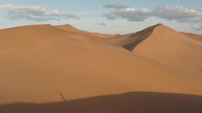 航拍沙漠旅行者