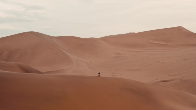 奔跑在沙山之上