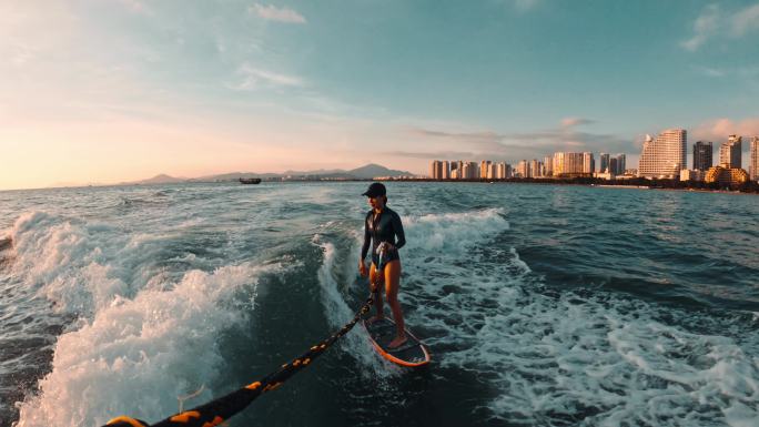 美女海上尾波冲浪