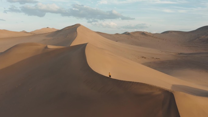 航拍沙漠旅行者