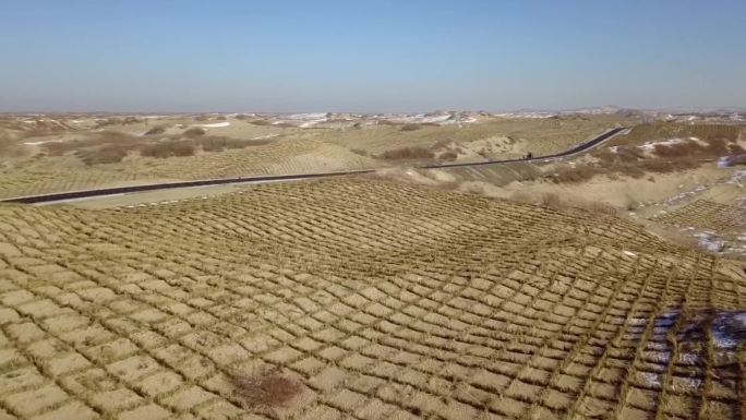 在沙漠中网格化种植植物防风固沙治理沙漠