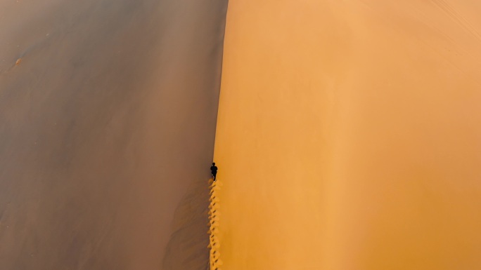 航拍沙漠旅行者