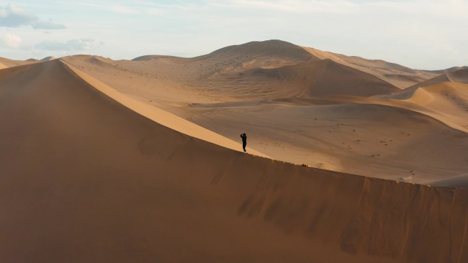 航拍沙漠旅行者