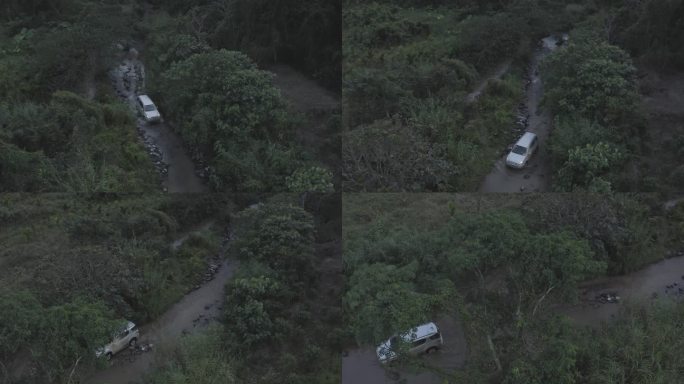 白色汽车在森林中的泥泞的道路上