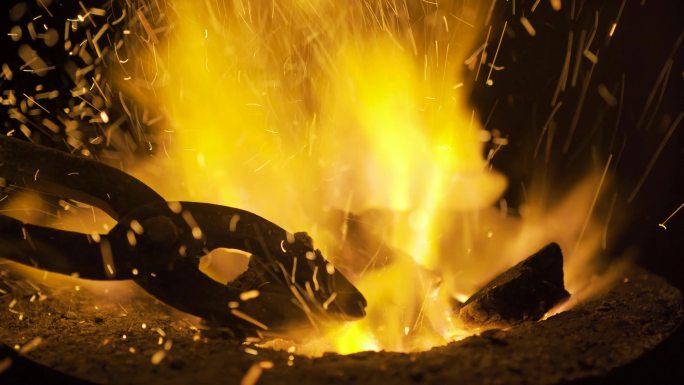 烧红的铁 铁匠铺 炼铁 淬火火钳 锤子