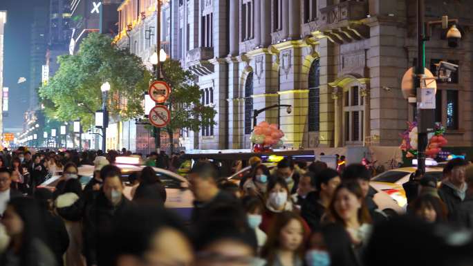 4K武汉江汉路步行街晚上逛街的人流