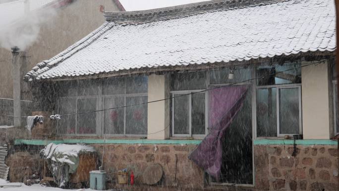 农村小院老房子下雪的视频