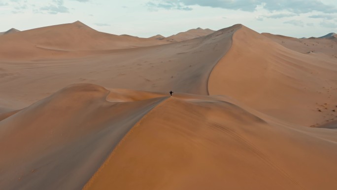 航拍沙漠旅行者