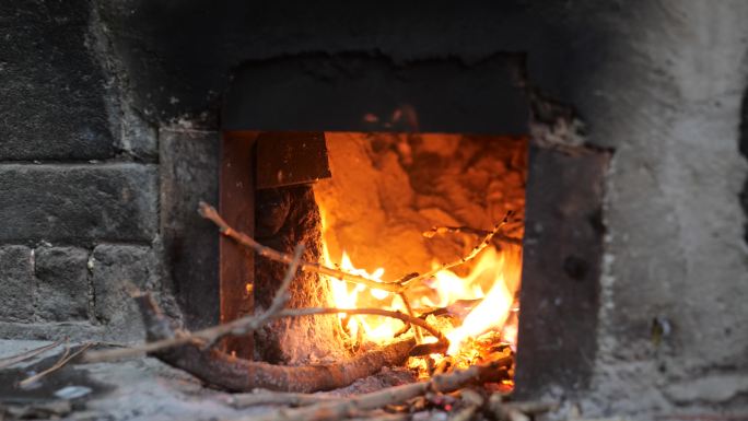 灶膛里正在燃烧的木柴视频