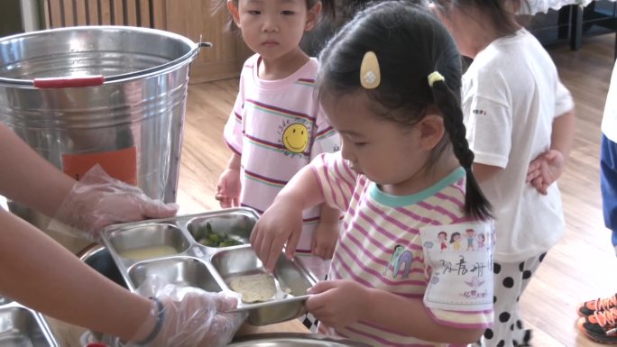 幼儿园小朋友排队打饭吃饭