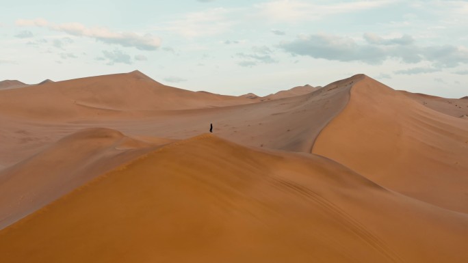 航拍沙漠旅行者