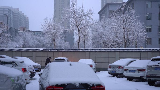 雪天清扫汽车