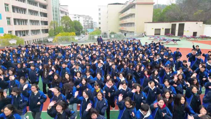 朝气蓬勃微笑向前挥手的中学生