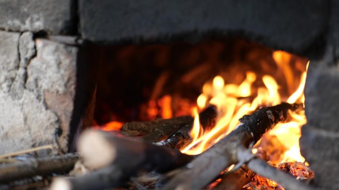 农村烧火在灶中燃烧的柴的视频