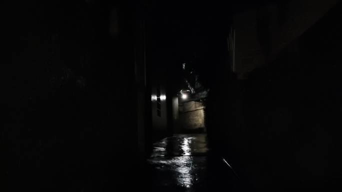 雨行小巷小巷夜景深夜心酸悲伤孤独视频素材