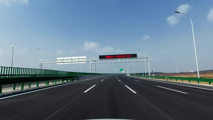 青岛胶东机场高速刚建成通车实拍