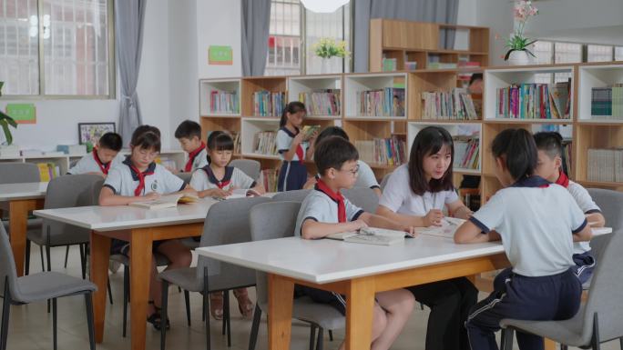 图书馆l看书的小学生