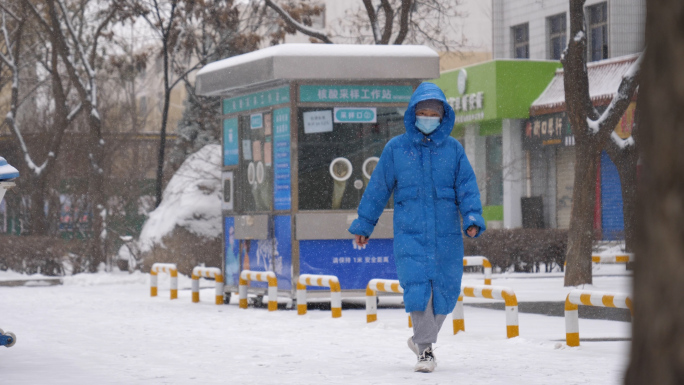 雪天的行人